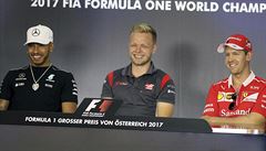 Zleva: Lewis Hamilton, Kevin Magnussen a Sebastian Vettel na tiskové konferenci...
