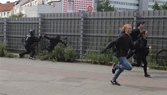 Aktivisté utíkající ped policisty.