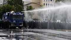 Policie proti protestujícím pouívala i vodní dla.