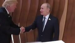 První potesení rukou Donalda Trumpa a Vladimira Putina.