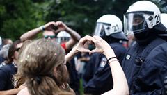 Na pozadí summitu probíhají demonstrace.