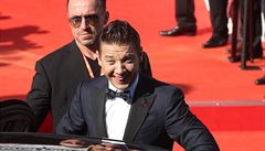 Jeremy Renner dlal na fotografy úklebky.