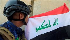 Voják líbá iráckou vlajku.