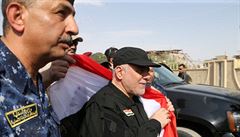 Haider al-Abadi v Mosulu s iráckou vlajkou.