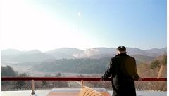 Kim ong-un pozoruje výstel rakety. (ILUSTRANÍ FOTO)