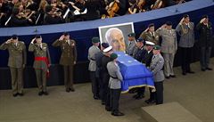 Vojáci nesou rakev bývalého kanclée Helmutha Kohla.