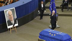 Bill Clinton salutuje zesnulému Helmuthu Kohlovi.