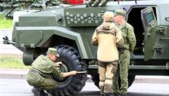 Bloruský voják istí vojenské vozidlo ped zaátkem prvodu oslavujícím Den...