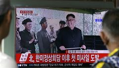 Zábr z televizního vysílání v Soulu, Jiní Koreji. Na obrazovce severokorejský...