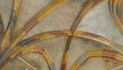 Malbami je v opatské kapli baziliky v Tebíi vyzdobena i klenba.