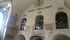 Interiér synagogy v Tebíi je vyzdoben nástnnými malbami s náboenskými texty.