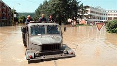 Záplavy 1997. Na snímku z 10. ervence je nákladní automobil Praga V3S vleený...