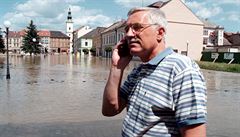 Záplavy 1997. Na snímku z 11. ervence je tehdejí premiér Václav Klaus v...