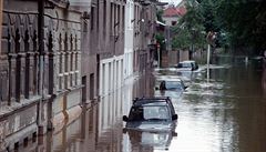 Záplavy 1997. Na snímku z 9. ervence jsou zaplavené automobily v ulici...