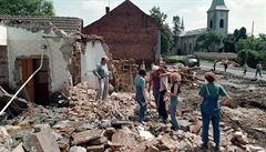 Záplavy 1997. Na snímku ze 14. ervence lidé v obci Troubky drí minutu ticha...