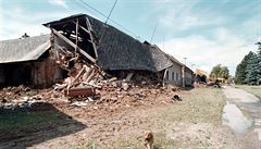 Záplavy 1997. Na snímku ze 14. ervence jsou poboené domy v Troubkách na...