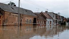 Záplavy 1997. Zaplavená ulice ve Veselí nad Moravou a bortící se domy na snímku...