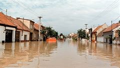 Záplavy 1997. Zaplavená ulice ve čtvrti Miklošť ve Veselí nad Moravou na snímku... | na serveru Lidovky.cz | aktuální zprávy