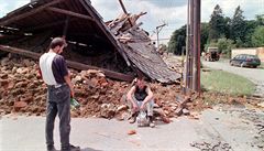 Záplavy 1997. Na snímku ze 14. ervence jsou obyvatelé Troubek u zborceného...