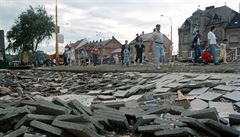 Záplavy 1997. Zniená dlaba na opavském sídliti Kateinky na snímku z 9....