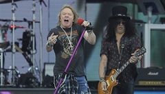 Po sedmi letech v esku opt zahrála americká skupina Guns N' Roses. Zleva jsou...