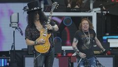 Skupina Guns N' Roses vystoupila 4. ervence v Praze. Zleva jsou kytarista...