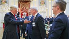 Americký prezident Donald Trump hovoí s polským ministrem obrany Antoni...