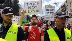 Lidé protestovali proti Trumpovi.
