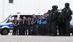 Policejní jednotky pózují ped fotografem ped summitem G20.