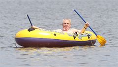Prezident Zeman na dovolen: sedl na lavice, pak se tradin plavil na lunu