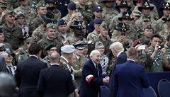 Trump si tese rukou s polským veteránem.