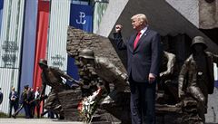 Trump ped památníkem na námstí Krasinki ve Varav.