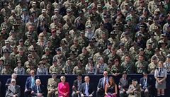 Melania Trump, Adrzej Duda, poltí vojáci a veteráni poslouchají projev Donalda...