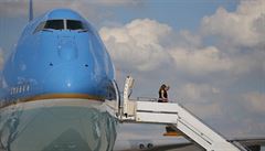 Donald Trump a jeho ena Melania vystupují z Air Force One v Hamburku.