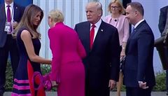 Nastavil ruku manželce polského prezidenta, ta ji minula. Trumpovo naštvání baví internet