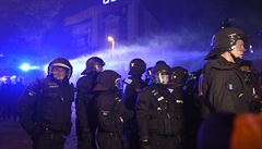 Nmecká policie hlídkující v ulicích Hamburku.