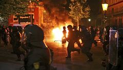 Pi tvrteních stetech s demonstranty v Hamburku bylo zranno 76 policist.