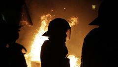 Siluety policist pi noních ohních v Hamburku.