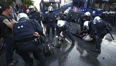 Policie zadruje výtrníky pi protestech v Hamburku.