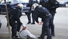 Nmecká policie bhem protest zadrela nejmén 5 lidí.