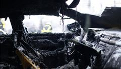 Interiér vypáleného auta.