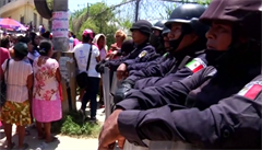 Američanka vezla migrantům na hranici s Mexikem dárky. Policisté ji zadrželi, v autě měla krabici s municí