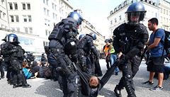 Nmecká policie odnáí protestanty z cesty.