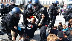 Podle nj se malé skupinky policií rozptýlených demonstrant snaí proniknout...