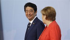 Japonský premiér Shinzo Abe (vlevo) s nmeckou kanclékou Angelou Merkelovou...