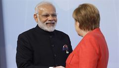 Indický premiér Narendra Modi (vlevo) s nmeckou kanclékou Angelou Merkelovou...