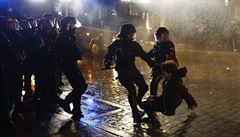 V noci na nedli dál pokraovaly stety demonstrant s policií.