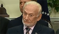 Astronaut Buzz Aldrin dlá oblieje bhem Trumpova projevu.