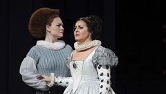 Inscenace Otello. Kai Rüütel jako Emilia a Marie Agresta jako Desdemona.