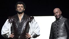 Inscenace Otello. Jonas Kaufmann jako Otello a Marco Vratogna jako Iago.